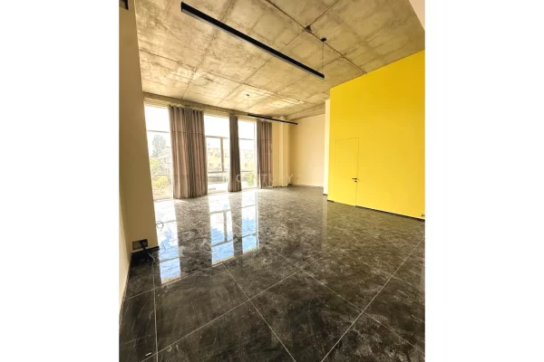 Bulevardi I Ri - Jepet Me Qira Ambjent Komercial 170m2 Tek Kompleksi Bermon
