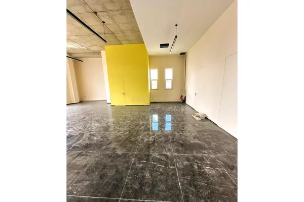 Bulevardi I Ri - Jepet Me Qira Ambjent Komercial 170m2 Tek Kompleksi Bermon