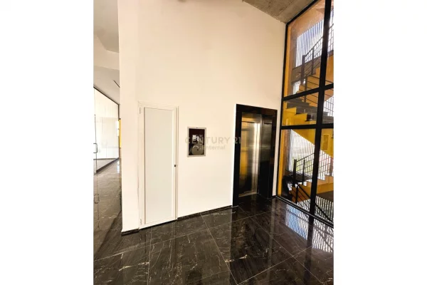 Bulevardi I Ri - Jepet Me Qira Ambjent Komercial 170m2 Tek Kompleksi Bermon