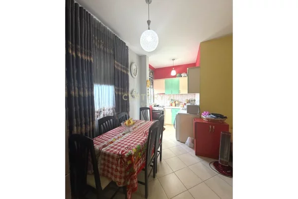 Shtepi ne shitje Apartament ne Tirane, 2+1, Mobilimi E mobiluar, Pagesa 77,000  Euro.
