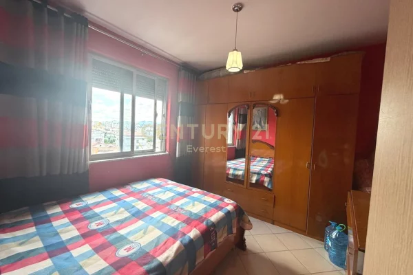 Shtepi ne shitje Apartament ne Tirane, 2+1, Mobilimi E mobiluar, Pagesa 77,000  Euro.