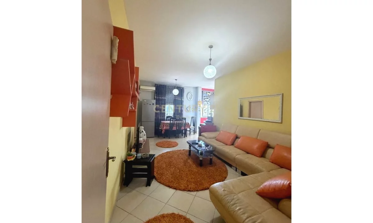 Shtepi ne shitje Apartament ne Tirane, 2+1, Mobilimi E mobiluar, Pagesa 77,000  Euro.