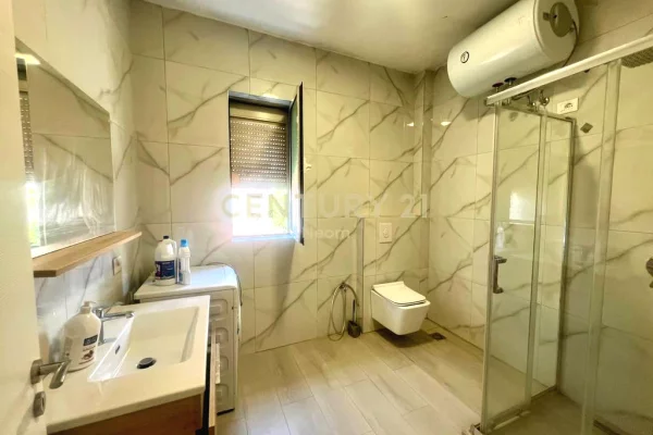 Shtepi ne shitje Apartament ne Tirane, 2+1, Mobilimi Pjeserisht e mobiluar, Pagesa 210,000  Euro.