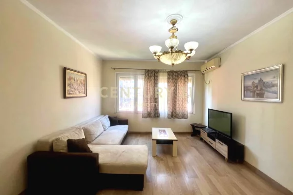 Shtepi ne shitje Apartament ne Tirane, 2+1, Mobilimi Pjeserisht e mobiluar, Pagesa 210,000  Euro.