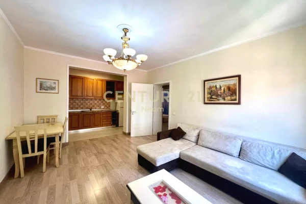 Shtepi ne shitje Apartament ne Tirane, 2+1, Mobilimi Pjeserisht e mobiluar, Pagesa 210,000  Euro.
