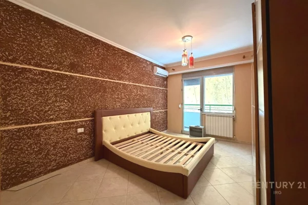 Ambient per Zyra, Tek Kompleksi Halili !!