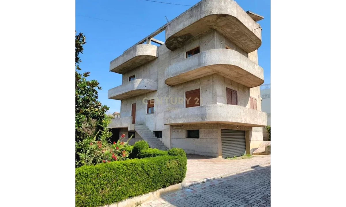 Shtepi ne shitje Vila Luksoze ne Durres, 7+1, Mobilimi E mobiluar, Pagesa 696,000  Euro.