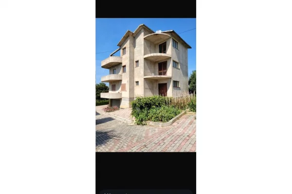 Shtepi ne shitje Vila Luksoze ne Durres, 7+1, Mobilimi E mobiluar, Pagesa 696,000  Euro.