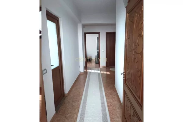 Shtepi ne shitje Vila Luksoze ne Durres, 7+1, Mobilimi E mobiluar, Pagesa 696,000  Euro.