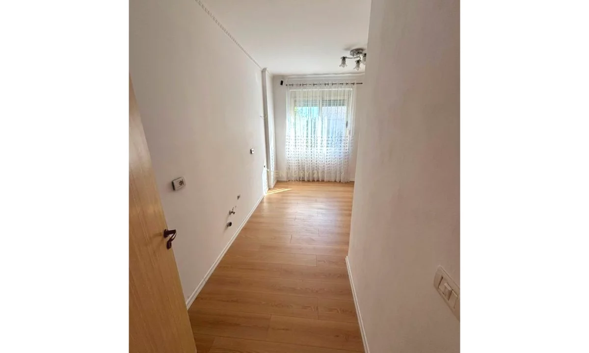 Shtepi ne shitje Apartament ne Tirane, 2+1, Mobilimi Bosh, pa mobiluar, Pagesa 135,000  Euro.