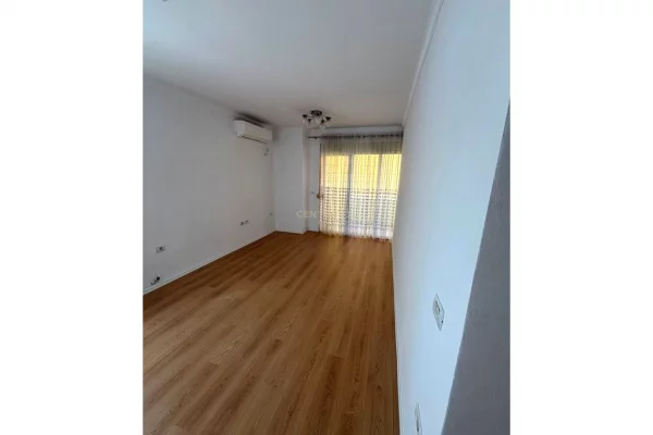 Shtepi ne shitje Apartament ne Tirane, 2+1, Mobilimi Bosh, pa mobiluar, Pagesa 135,000  Euro.