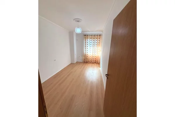 Shtepi ne shitje Apartament ne Tirane, 2+1, Mobilimi Bosh, pa mobiluar, Pagesa 135,000  Euro.