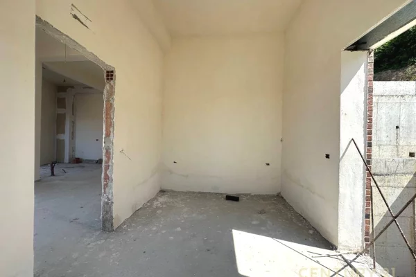 Shtepi ne shitje Apartament ne Tirane, 2+1, Mobilimi Bosh, pa mobiluar, Pagesa 195,700  Euro.
