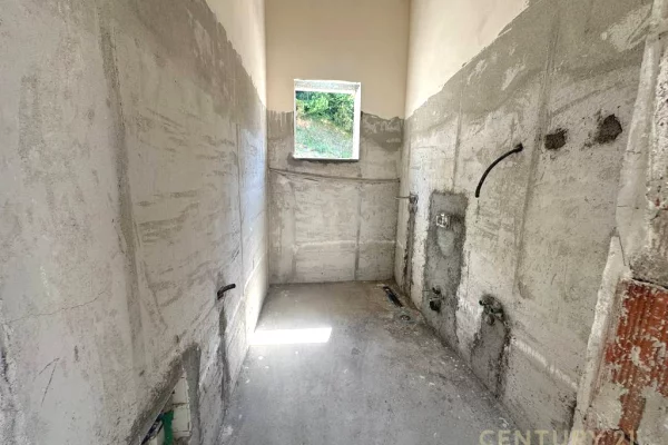Shtepi ne shitje Apartament ne Tirane, 2+1, Mobilimi Bosh, pa mobiluar, Pagesa 195,700  Euro.