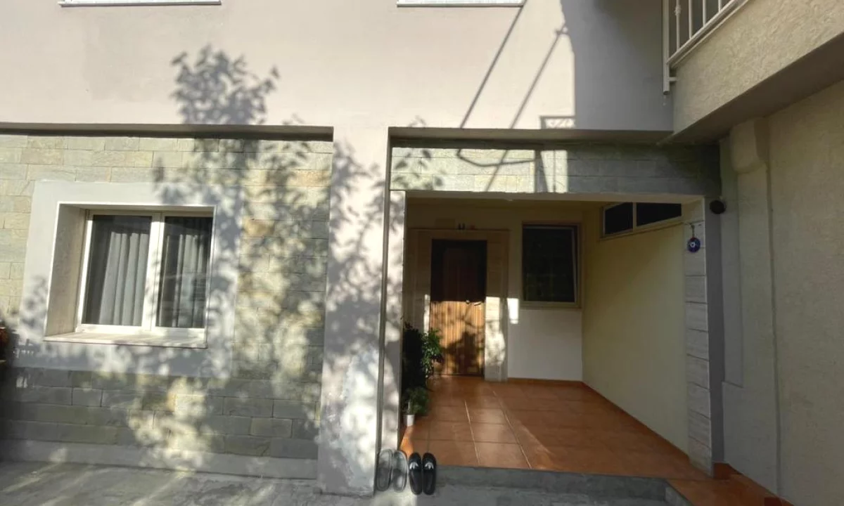 Shtepi ne shitje Apartament ne Tirane, 2+1, Mobilimi E mobiluar, Pagesa 160,000  Euro.
