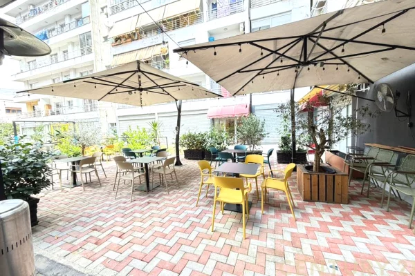 JEPET ME QIRA AMBIENT BAR KAFE NE KOMUNE TE PARISIT
