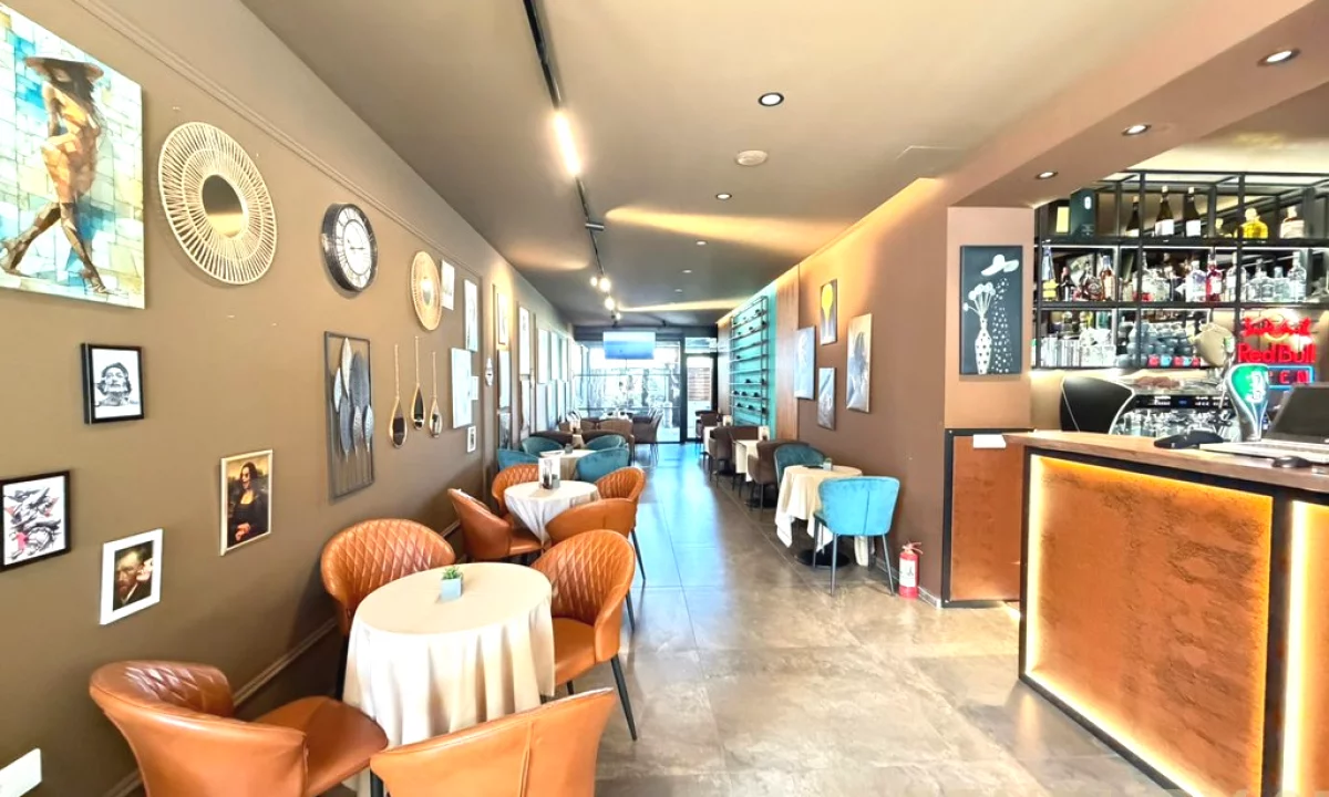 JEPET ME QIRA AMBIENT BAR KAFE NE KOMUNE TE PARISIT