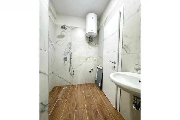 Jepet apartament 1+1 me qira bosh, vetem per zyra, tek Rruga e Kosovareve.
