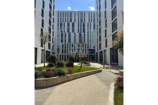 Ofrojmë për qira Apartament 2+1+2 + Post Parkimi në Kompleksi “Akses Tirana”