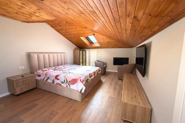 Shtepi me qera Apartament ne Tirane, 3+1, Mobilimi E mobiluar, Pagesa 2,500  Euro.
