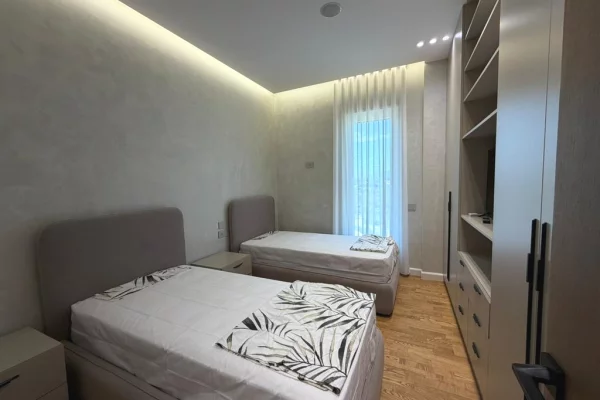 Shtepi me qera Apartament ne Tirane, 3+1, Mobilimi E mobiluar, Pagesa 2,500  Euro.