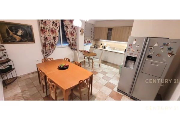 Shtepi me qera Apartament ne Tirane, 2+1, Mobilimi E mobiluar, Pagesa 700  Euro.