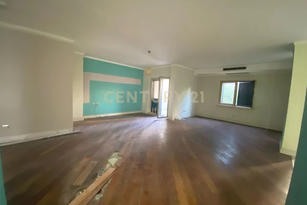 Ambient biznesi me qera 3+1 ne Tirane - 1,000 Euro