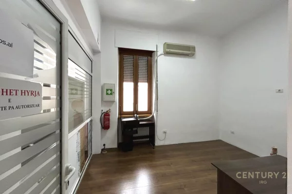 AMBIENT ZYRE PER QIRA NE BLLOK