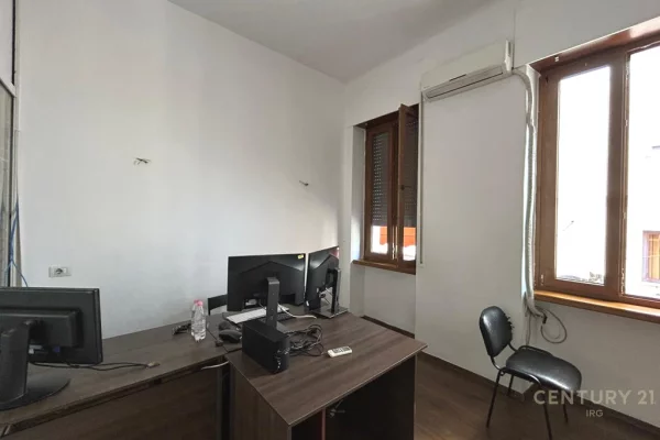 AMBIENT ZYRE PER QIRA NE BLLOK
