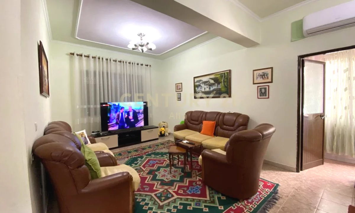 Shtepi ne shitje Vila Luksoze ne Tirane, 4+1, Mobilimi E mobiluar, Pagesa 469,000  Euro.