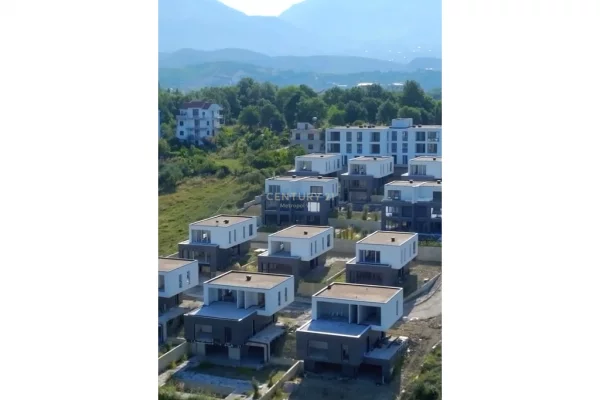 Shtepi ne shitje Duplex(shtepi me 2 kate) ne Tirane, 2+1, Mobilimi Bosh, pa mobiluar, Pagesa 225,500  Euro.