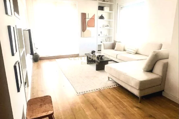 Shtepi me qera Penthose(kati i fundit panoramik) ne Tirane, 2+1, Mobilimi E mobiluar, Pagesa 120,000  Leke.