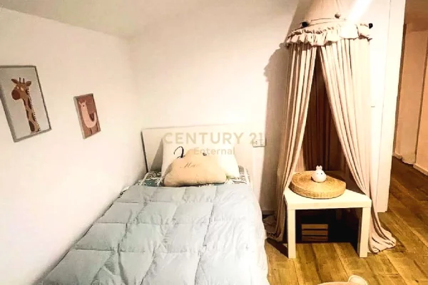Shtepi me qera Penthose(kati i fundit panoramik) ne Tirane, 2+1, Mobilimi E mobiluar, Pagesa 120,000  Leke.