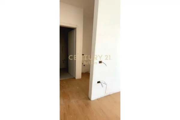 Shtepi ne shitje Apartament ne Tirane, 1+1, Mobilimi Bosh, pa mobiluar, Pagesa 80,000  Euro.