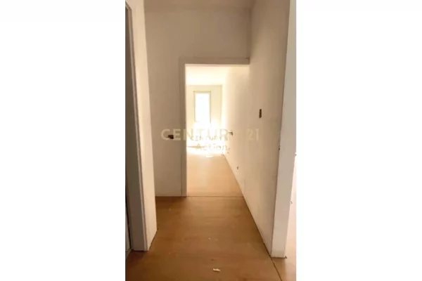 Shtepi ne shitje Apartament ne Tirane, 1+1, Mobilimi Bosh, pa mobiluar, Pagesa 80,000  Euro.