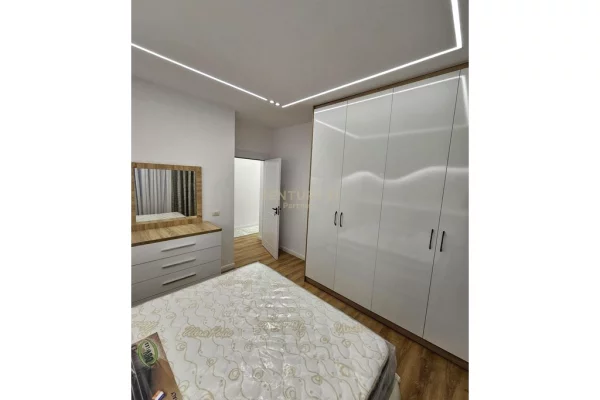 Shtepi ne shitje Apartament ne Tirane, 2+1, Mobilimi E mobiluar, Pagesa 158,000  Euro.
