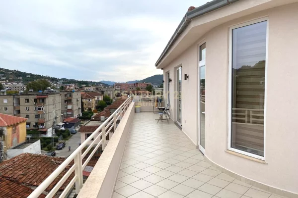 Shtepi ne shitje Duplex(shtepi me 2 kate) ne Tirane, 4+1, Mobilimi E mobiluar, Pagesa 250,000  Euro.