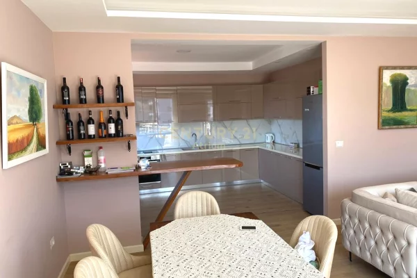 Shtepi ne shitje Duplex(shtepi me 2 kate) ne Tirane, 4+1, Mobilimi E mobiluar, Pagesa 250,000  Euro.