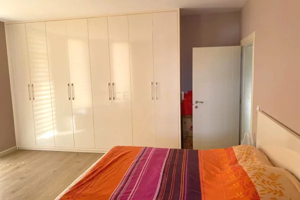 Shtepi ne shitje Duplex(shtepi me 2 kate) ne Tirane, 4+1, Mobilimi E mobiluar, Pagesa 250,000  Euro.