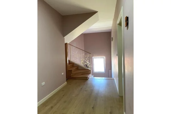 Shtepi ne shitje Duplex(shtepi me 2 kate) ne Tirane, 4+1, Mobilimi E mobiluar, Pagesa 250,000  Euro.