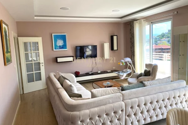 Shtepi ne shitje Duplex(shtepi me 2 kate) ne Tirane, 4+1, Mobilimi E mobiluar, Pagesa 250,000  Euro.