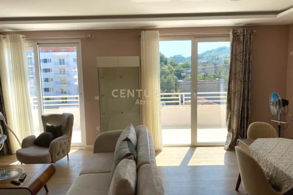 Shtepi ne shitje Duplex(shtepi me 2 kate) ne Tirane, 4+1, Mobilimi E mobiluar, Pagesa 250,000  Euro.