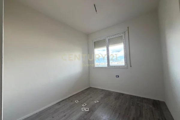 Shtepi ne shitje Apartament ne Tirane, 2+1, Mobilimi Bosh, pa mobiluar, Pagesa 181,000  Euro.