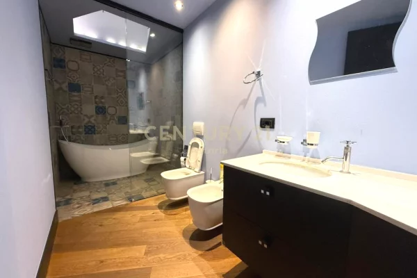 Shtepi me qera Penthose(kati i fundit panoramik) ne Tirane, 3+1, Mobilimi E mobiluar, Pagesa 1,500  Euro.