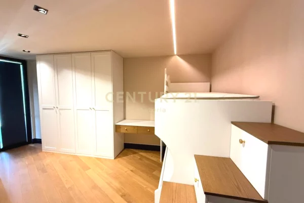 Shtepi me qera Penthose(kati i fundit panoramik) ne Tirane, 3+1, Mobilimi E mobiluar, Pagesa 1,500  Euro.
