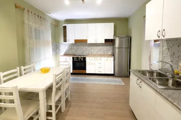 Shtepi me qera Apartament ne Tirane, 3+1, Mobilimi E mobiluar, Pagesa 600  Euro.