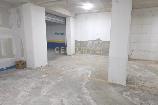 Hapesire multifunksionale me qira ne Unazen e Re, Tirane - 800Euro | 200 m2
