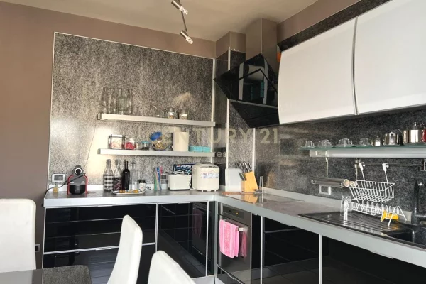 Shtepi me qera Apartament ne Tirane, 2+1, Mobilimi E mobiluar, Pagesa 1,000  Euro.