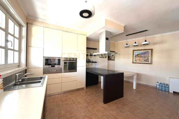 Shtepi ne shitje Duplex(shtepi me 2 kate) ne Tirane, 3+1, Mobilimi E mobiluar, Pagesa 540,000  Euro.