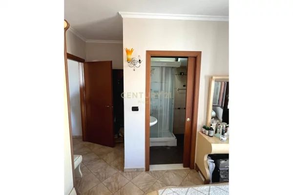 Shtepi ne shitje Apartament ne Tirane, 2+1, Mobilimi E mobiluar, Pagesa 226,000  Euro.